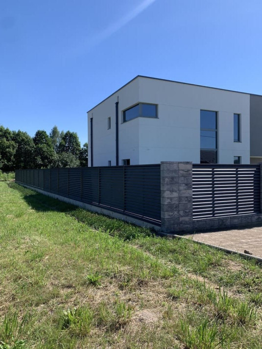 Забор из блоков FaBrick 500x200 и тротуарная плитка в цвете 