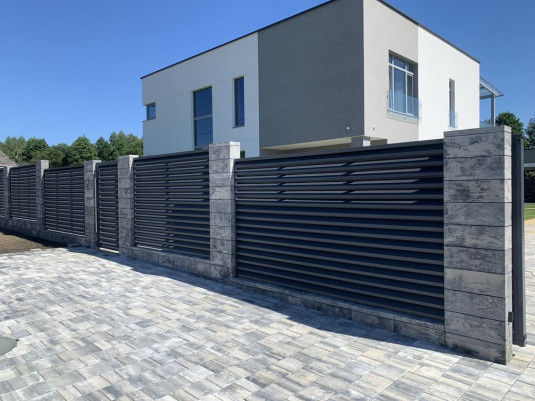 Забор из блоков FaBrick 500x200 и тротуарная плитка в цвете 