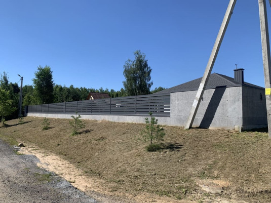 Забор из бетона и металлического ранчо 
